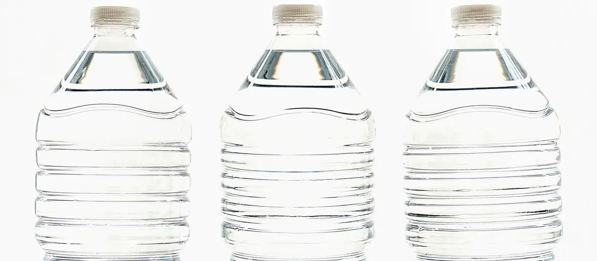 Tres botellas de agua de plástico