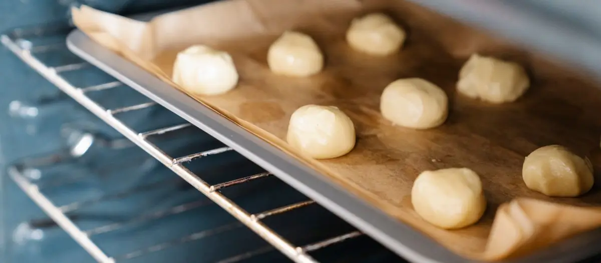 Bolas de masa en una bandeja dentro del horno