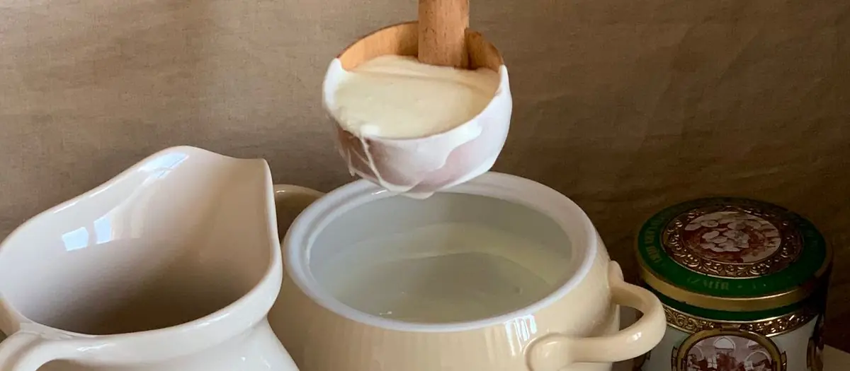 Cucharón de madera sobre un cuenco