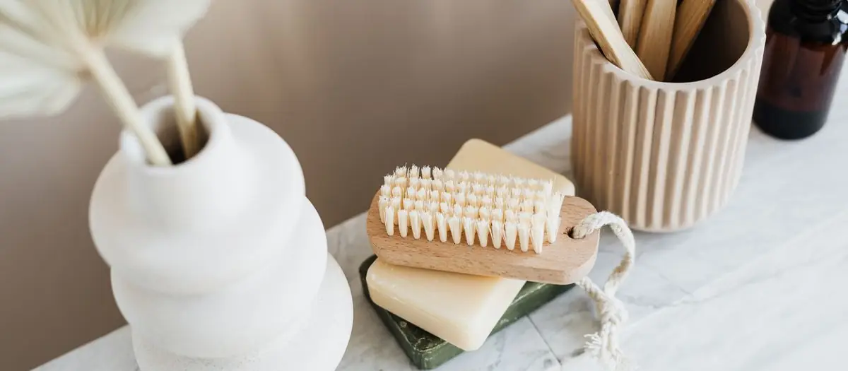 Productos de higiene naturales sobre una encimera de mármol