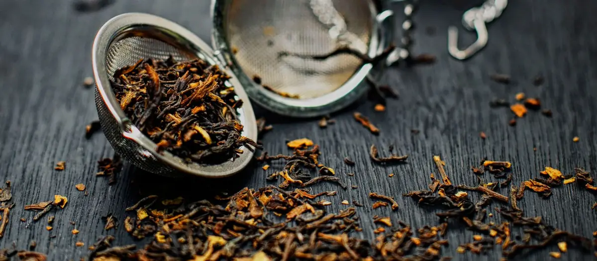 Colador de acero con hojas de té sueltas