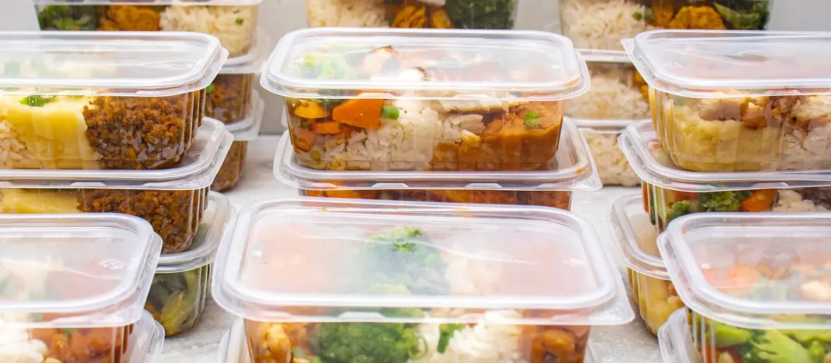 Tuppers de plástico con comida preparada
